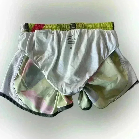 Nike Dri-Fit Women's Activewear Shorts (159) - Picture 4 of 8